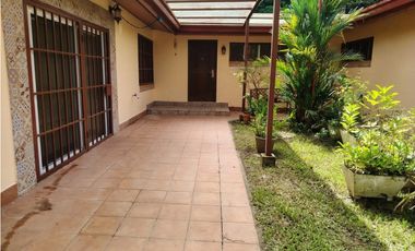 HOWARD / 1300M / 4 HABITACIONES / AMPLIO PATIO / CON PORTON JC