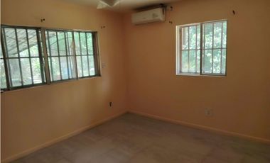 HOWARD / 1300M / 4 HABITACIONES / AMPLIO PATIO / CON PORTON JC