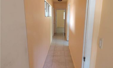 HOWARD / 1300M / 4 HABITACIONES / AMPLIO PATIO / CON PORTON JC