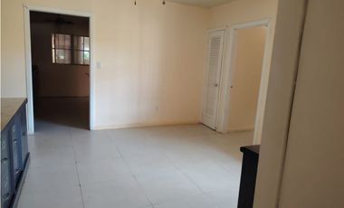 HOWARD / 1300M / 4 HABITACIONES / AMPLIO PATIO / CON PORTON JC