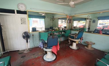 CASA CON LOCAL COMERCIAL EN  ESQUINA