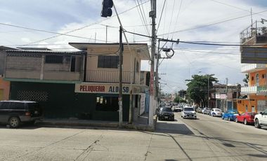 CASA CON LOCAL COMERCIAL EN  ESQUINA