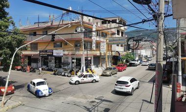 CASA CON LOCAL COMERCIAL EN  ESQUINA