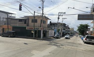 CASA CON LOCAL COMERCIAL EN  ESQUINA