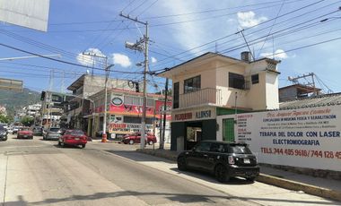 CASA CON LOCAL COMERCIAL EN  ESQUINA