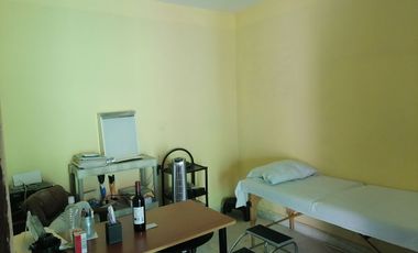 CASA CON LOCAL COMERCIAL EN  ESQUINA