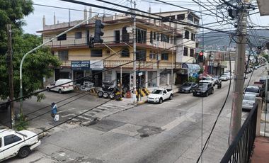 CASA CON LOCAL COMERCIAL EN  ESQUINA