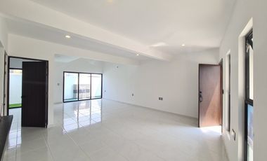 Casa en Venta en Lomas de la Rioja | alberca con cascada