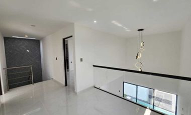 Casa en Venta en Lomas de la Rioja | alberca con cascada