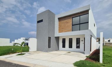 Casa en Venta en Lomas de la Rioja | alberca con cascada