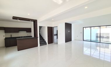 Casa en Venta en Lomas de la Rioja | alberca con cascada