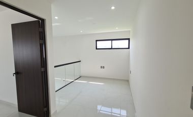 Casa en Venta en Lomas de la Rioja | alberca con cascada