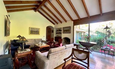 CASA EN PASAJE CERRADO / MALL SPORT