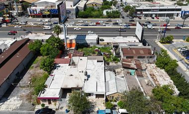 CASA EN VENTA CON USO DE SUELO MIXTO EXCELENTE UBICACION ENFRENTE DE PARQUE