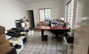 CASA EN VENTA CON USO DE SUELO MIXTO EXCELENTE UBICACION ENFRENTE DE PARQUE