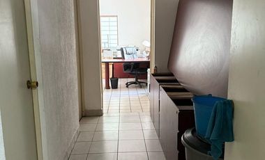 CASA EN VENTA CON USO DE SUELO MIXTO EXCELENTE UBICACION ENFRENTE DE PARQUE