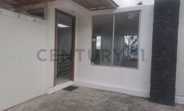 Se  Vende Casa por estrenar en Sector Universidad Internacional