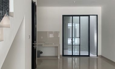 DISEWA RUMAH KAWASAN MILENIAL PIK 2 4.5x15 UNFURNISH BRAND NEW MURAH