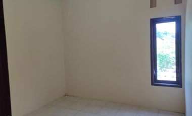 DIKONTRAKAN RUMAH DI DEKET KAMPUS STPN & POLTEKKESJLN GODEAN KM 4