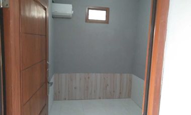 Pusat kota Surabaya Rumah 2 Kamar Tidur ada 1 AC sharing