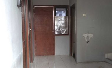 Pusat kota Surabaya Rumah 2 Kamar Tidur ada 1 AC sharing