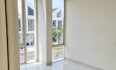 Dijual Rumah Cluster Adelaide, Grand Pakuwon. Bangunan Bagus 2 Lantai.