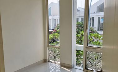 Dijual Rumah Cluster Adelaide, Grand Pakuwon. Bangunan Bagus 2 Lantai.