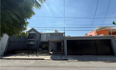 Casa en venta en Las Puentes con terreno excedente en San Nicolás