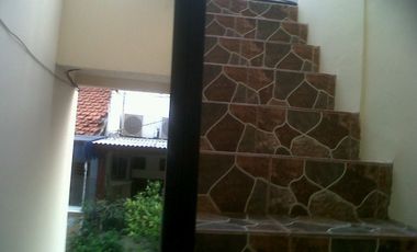 di sewakan rumah di lt 2, bagus dan strategis