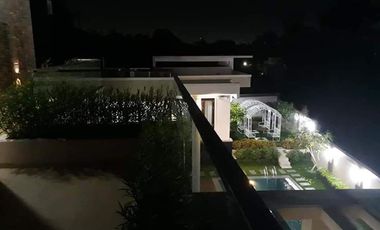 Rumah berkonsep villa di tengah kota Pekanbaru.