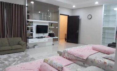 Rumah berkonsep villa di tengah kota Pekanbaru.