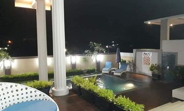 Rumah berkonsep villa di tengah kota Pekanbaru.