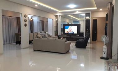 Rumah berkonsep villa di tengah kota Pekanbaru.