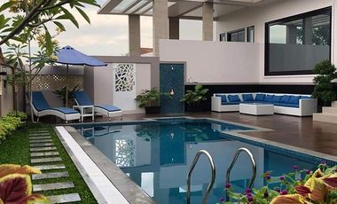 Rumah berkonsep villa di tengah kota Pekanbaru.