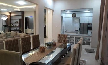 Rumah berkonsep villa di tengah kota Pekanbaru.