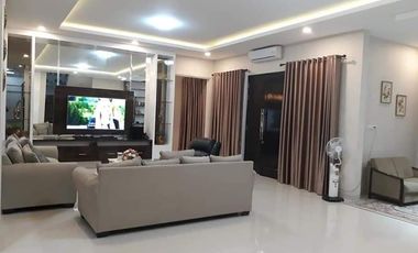 Rumah berkonsep villa di tengah kota Pekanbaru.