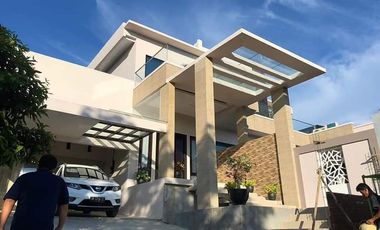 Rumah berkonsep villa di tengah kota Pekanbaru.