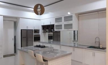 Rumah berkonsep villa di tengah kota Pekanbaru.