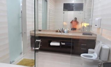 Rumah berkonsep villa di tengah kota Pekanbaru.