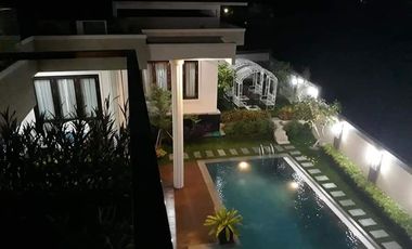 Rumah berkonsep villa di tengah kota Pekanbaru.