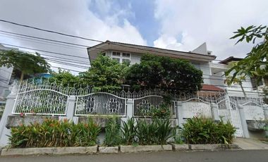 Dijual Rumah Hoek Depan Taman, Semi Furnish di Taman Kedoya