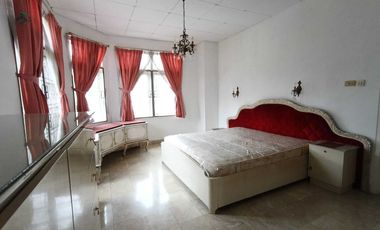 Dijual Rumah Hoek Depan Taman, Semi Furnish di Taman Kedoya