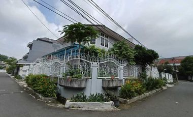 Dijual Rumah Hoek Depan Taman, Semi Furnish di Taman Kedoya