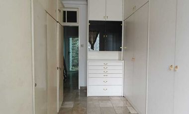 Dijual Rumah Hoek Depan Taman, Semi Furnish di Taman Kedoya