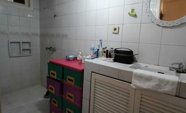 Dijual Rumah Hoek Depan Taman, Semi Furnish di Taman Kedoya