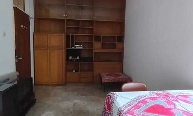 Dijual Rumah Hoek Depan Taman, Semi Furnish di Taman Kedoya