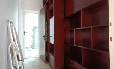 Dijual Rumah Hoek Depan Taman, Semi Furnish di Taman Kedoya