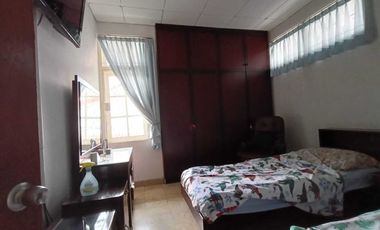 Dijual Rumah Hoek Depan Taman, Semi Furnish di Taman Kedoya