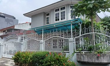 Dijual Rumah Hoek Depan Taman, Semi Furnish di Taman Kedoya