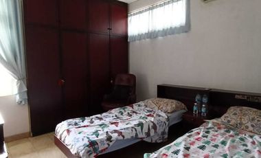 Dijual Rumah Hoek Depan Taman, Semi Furnish di Taman Kedoya